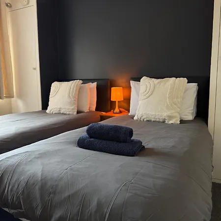 11 Chester Road Newquay * New Quay